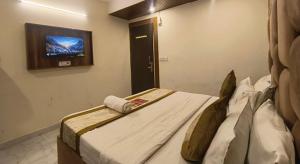 Μια τηλεόραση ή/και κέντρο ψυχαγωγίας στο Hotel Kaushambi Grand Near Kaushambi Metro Station