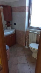 コーリコにあるhome in residenceのトイレと洗面台付きのバスルーム +12枚の写真