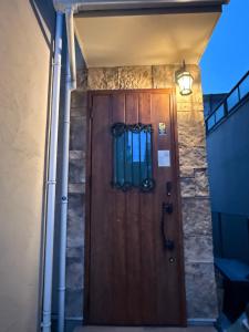 una puerta de madera con una ventana en ella en 池袋本町303, en Tokio