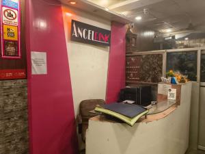 Una oficina con un mostrador con un libro encima. en Hotel Angel Pink Residency Near EDM Mall, en Nueva Delhi
