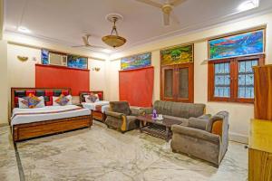 una sala de estar con dos camas y un sofá en Hotel Angel Pink Residency Near EDM Mall, en Nueva Delhi 24 fotos más
