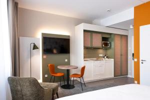 a room with a kitchen with a table and chairs at HUB Apartments St Georg in Hamburg