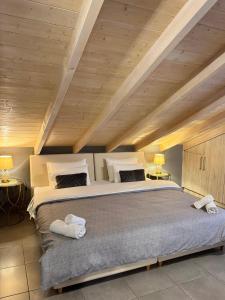 ein Schlafzimmer mit einem großen Bett mit Handtüchern darauf in der Unterkunft Aneli-Attic Stay in Nafplio in Nafplio