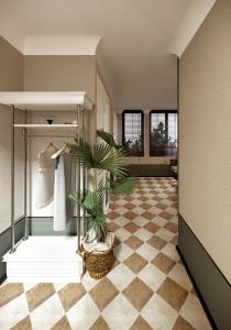 un couloir avec une pièce avec une plante dedans dans l'établissement A Stay In Bàu Vá, à Hue