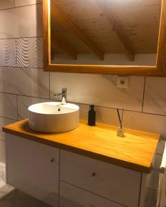 un bancone del bagno con lavandino e specchio di Casa da Quinta a Estreito da Calheta