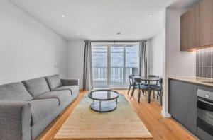 a living room with a couch and a table at Casa Mono One Bedroom Flat in Southall