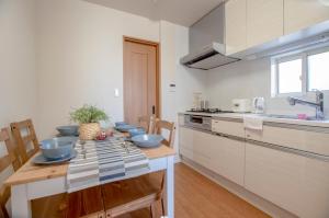 una cocina con una mesa con tazones. en 池袋本町303, en Tokio