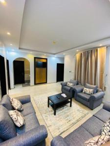un salon avec des canapés et une table basse dans l'établissement Taleen Riyadh Residential Units, à Riyad
