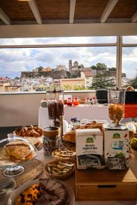 - une table avec de la nourriture et une vue sur la ville dans l'établissement Eolia Rooms, à Lipari 172 autres photos