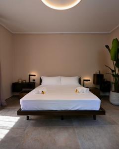 Un dormitorio con una cama grande con una colcha blanca. en Casa Luce Como, en Como