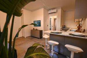 uma cozinha com balcão, bancos e uma planta em Casa Luce Como em Como