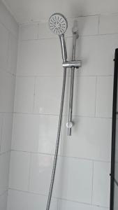 una ducha con cabezal de ducha en un baño en Bitterne Homestay, en Southampton