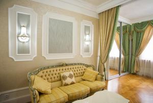 sala de estar con sofá amarillo en una habitación en Art Apartments Celakovskeho Sady, en Praga