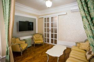 Televízia a/alebo spoločenská miestnosť v ubytovaní Art Apartments Celakovskeho Sady
