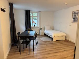 Una cama o camas en una habitación de Monteurzimmer am Waldhotel 4 fotos más