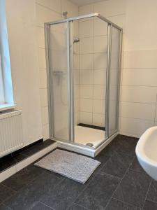 Un baño de Monteurzimmer am Waldhotel