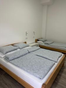 two twin beds in a room withthritisthritisthritisthritisthritisthritisthritisthritisthritis at Apartman Milanović in Pribojska Banja