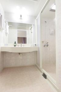 un baño con lavabo y ducha en Howard Civil Service International House, en Taipéi
