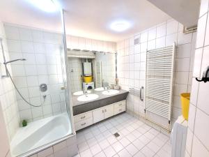 Ένα μπάνιο στο Romantic two bedroom apartments close to Normafa with private parking +29 φωτογραφίες