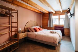 a bedroom with a bed in a room with a ladder at Chai d'oeuvre in Dambach-la-Ville