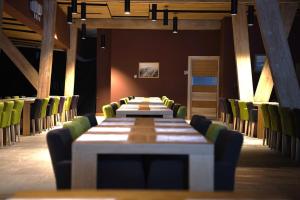 una fila de mesas y sillas en una habitación en Jahorina Apartmani Vučko F&F, en Jahorina