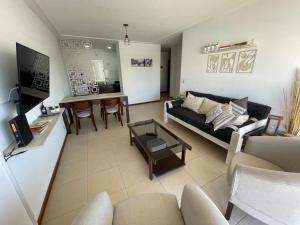 una sala de estar con un sofá y una mesa en Costanera, en Río Cuarto