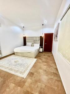 アブジャにあるND2 Luxury Apartment Jabiのベッドルーム1室(ベッド2台付)、
