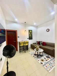 アブジャにあるND2 Luxury Apartment Jabiのソファとテーブルのあるリビングルーム