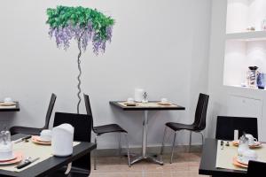 Un restaurante o sitio para comer en Hotel Siena