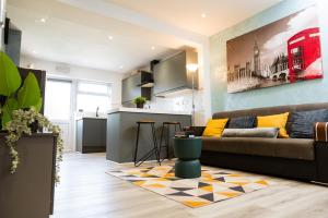 Una sala de estar con un sofá y una cocina. en Contractor, Professional and Family Stays near Coventry University, City Centre & Hospital, en Coventry
