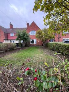a house with a yard in front of it at 2-Bed Family House Nr Nottingham City Hospital, Arnold, Mansfield with Free WiFi in Nottingham