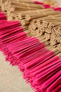 a close up of a pink and brown rug at Nùng An homestay in Quảng Uyên +2 photos