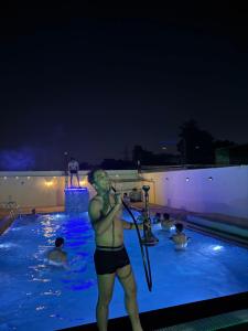 Επισκέπτες που μένουν στο Swastik farms