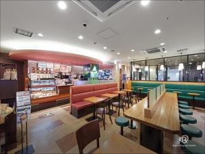 a restaurant with tables and chairs and a bar at Daiwa Roynet Hotel Shin-Yokohama in Yokohama