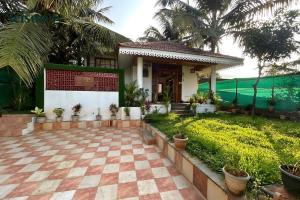 Zahrada ubytování Stay Leisurely Blue Leaf Villa 3BHK, Alibaug