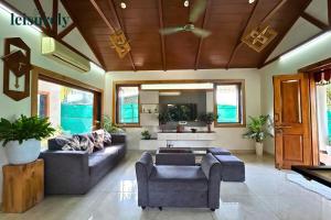 Posezení v ubytování Stay Leisurely Blue Leaf Villa 3BHK, Alibaug