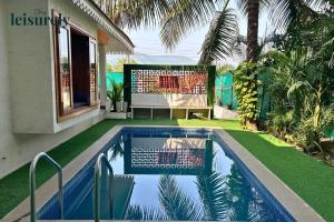Bazén v ubytování Stay Leisurely Blue Leaf Villa 3BHK, Alibaug nebo v jeho okolí