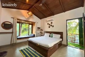 Postel nebo postele na pokoji v ubytování Stay Leisurely Blue Leaf Villa 3BHK, Alibaug + 23 fotografií