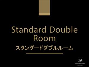 Un cartel con las palabras habitación doble estándar en Daiwa Roynet Hotel Shin-Yokohama, en Yokohama