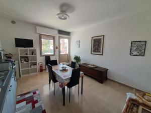 Televisyen dan/atau pusat hiburan di Reitia Penthouse in Historic Center