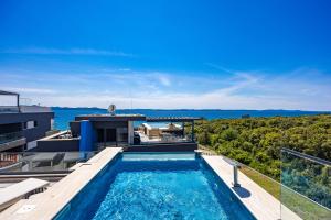 ザダルにあるLuxury Pool Seaside Apartments Zadarの家の屋上にあるプール