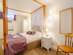 Postel nebo postele na pokoji v ubytování 2 Bed in Ullswater SZ339