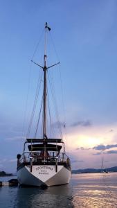 un barco sentado en el agua al atardecer en Sjostrom, en Ban Ko En