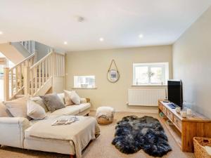 un salon avec un canapé et une télévision dans l'établissement 2 Bed in Llandrillo 88598, à Llandrillo