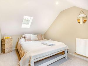une petite chambre avec un lit dans un grenier dans l'établissement 2 Bed in Llandrillo 88598, à Llandrillo