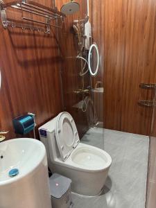 a bathroom with a toilet and a sink at Homestay Nam Anh in Bảo Lâm