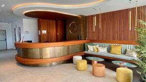 eine Lobby mit einer Couch und Tischen in einem Raum in der Unterkunft Pure Sea Apartments Villajoyosa in Villajoyosa