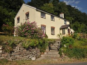 シモンズ・ヤットにある4 Bed in Symonds Yat 72538の石垣の家