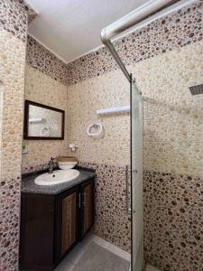 a bathroom with a sink and a shower at Spacious Villa near Ma'in Hot Springs & Mount Nebo in Umm Juraysāt