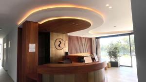 eine Bürolobby mit runder Decke in der Unterkunft Pure Sea Apartments Villajoyosa in Villajoyosa